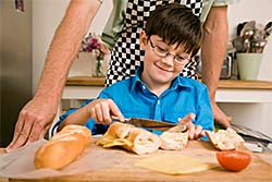Ребенок помогает взрослым на кухне